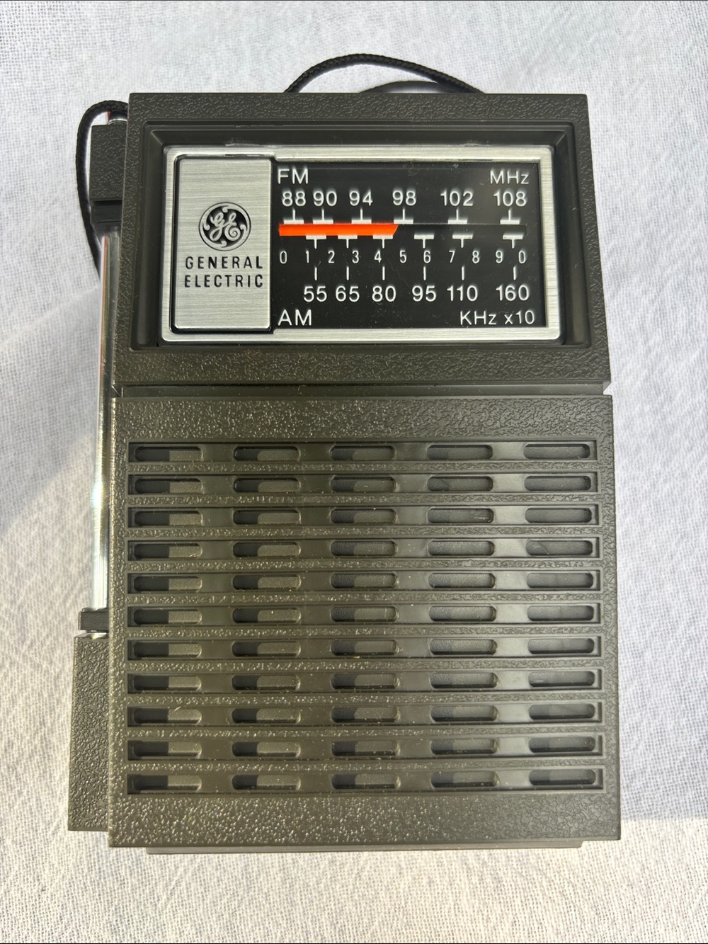 General Electric Vintage Portable AM/FM Radio - Black